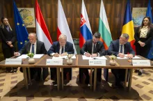 Ministrowie rolnictwa Węgier, Polski, Słowacji, Bułgarii podpisują wspólną deklarację w Budapeszcie, krytykującą unijną umowę handlową z Ukrainą i domagającą się przywrócenia mechanizmów ochrony rynku rolnego.