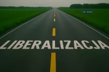 Fotorealistyczna grafika przedstawia asfaltową drogę biegnącą przez pola z napisem ”LIBERALIZACJA” oraz znakiem drogowym ”UE 2030” w oddali. Obraz symbolizuje proces liberalizacji handlu rolnego między Ukrainą a Unią Europejską i możliwe przyszłe członkostwo Ukrainy w UE.