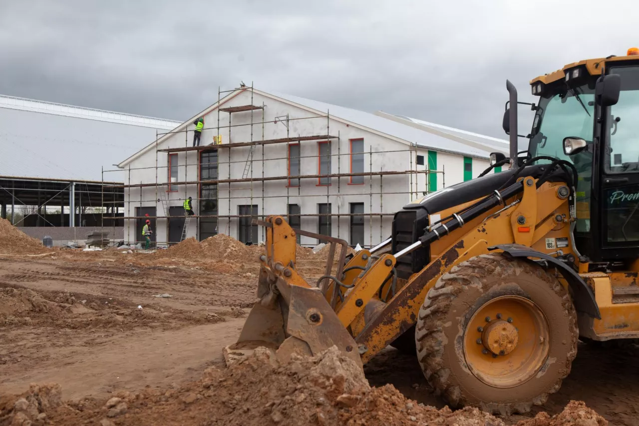 Czy budowa może zostać wstrzymana, gdy zagraża budynkom sąsiadującym?