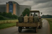 Fotorealistyczna scena przedstawia czterech rolników siedzących na przyczepie ciągnika, który odjeżdża wiejską drogą spod budynku Komisji Europejskiej (Berlaymont) w Brukseli. Budynek widoczny w tle, częściowo zasłonięty drzewami. Rolnicy ubrani są w robocze, przybrudzone ubrania, siedzą ze spuszczonymi ramionami, co symbolizuje zmęczenie i rezygnację. Zachmurzone niebo i stonowane kolory podkreślają melancholijny nastrój sceny. Obraz ilustruje przekaz: Komisja Europejska przerzuca odpowiedzialność za rolnictwo na państwa członkowskie.