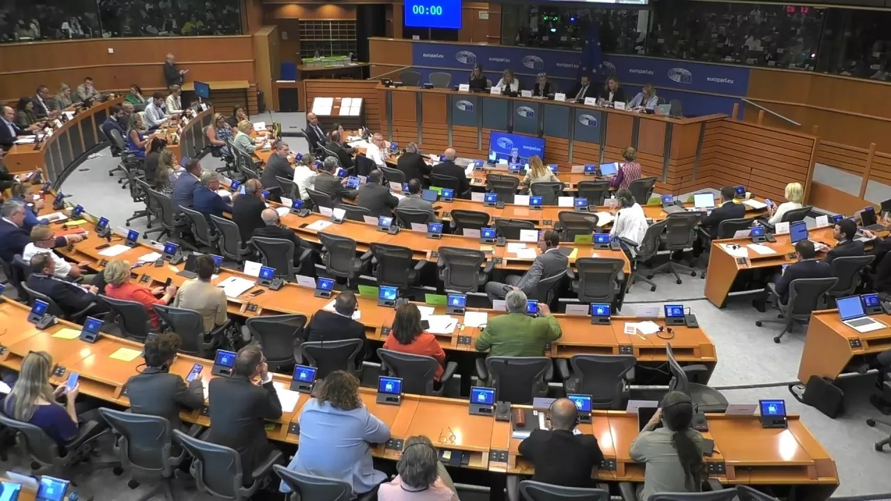 Europosłowie podczas nadzwyczajnego posiedzenia Komisji Rolnictwa Parlamentu Europejskiego w Brukseli 16 lipca 2025 r. ostro skrytykowali propozycję budżetu Wspólnej Polityki Rolnej przedstawioną przez komisarza Christophe‘a Hansena. Sala zareagowała zarzutami o zdradę rolników i likwidację WPR.