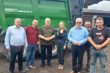 Minister rolnictwa Czesław Siekierski podczas wizyty w województwie zachodniopomorskim odwiedził gospodarstwa rodzinne Stanisława Barny i Jakuba Buchajczyka. Spotkania dotyczyły m.in. warunków przetargów OPR, problemów lokalnych rolników i przyszłości gospodarstw rodzinnych. Na zdjęciu minister w otoczeniu gospodarzy i przedstawicieli izb rolniczych.