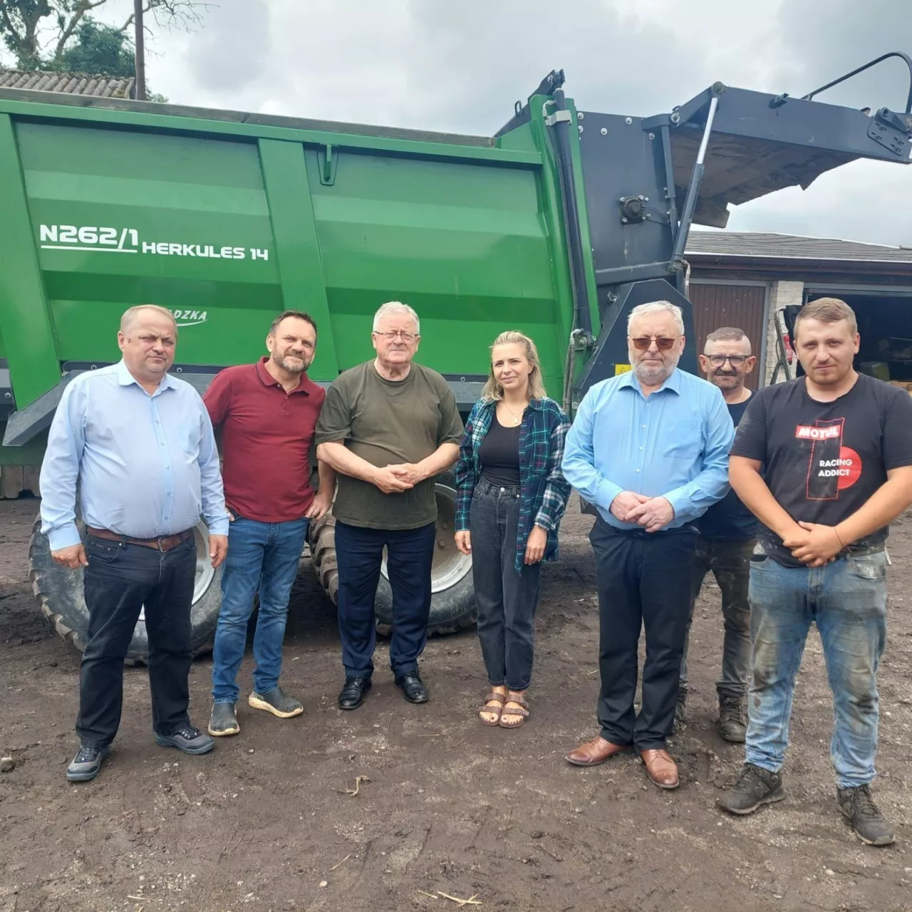 Minister rolnictwa Czesław Siekierski podczas wizyty w województwie zachodniopomorskim odwiedził gospodarstwa rodzinne Stanisława Barny i Jakuba Buchajczyka. Spotkania dotyczyły m.in. warunków przetargów OPR, problemów lokalnych rolników i przyszłości gospodarstw rodzinnych. Na zdjęciu minister w otoczeniu gospodarzy i przedstawicieli izb rolniczych.