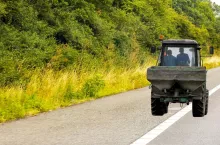 żniwa, jazda ciągnikiem pobocze