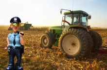 Kontrola alkomatem na polu