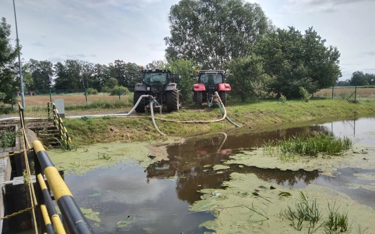 Rolnicy z Mokrego Dworu ustawili traktory z pompami, aby samodzielnie wypompowywać wodę po wyłączeniu pompowni Wód Polskich. Zdjęcie pochodzi z posta sołtysa Wiesława Zbroińskiego.