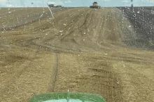 Znowu leje, deszcz na szybie ciągnika czekającego na kombajn