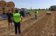 Policja kontroluje rolników na polu.