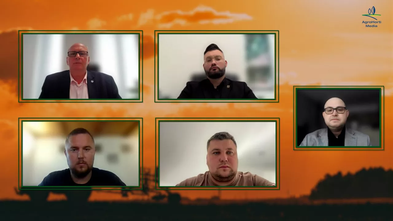 W programie głos zabrali: Piotr Kowalski, zastępca dyrektora RZGW w Gdańsku, Piotr Malz, rolnik z powiatu gdańskiego, Mateusz Cygan, dyrektor WMODR w Olsztynie oraz Damian Murawiec, rolnik z powiatu elbląskiego. Program prowadził Krzysztof Zacharuk, redaktor top agrar Polska
