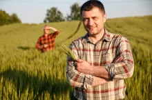 Ubezpieczenie syna jako domownika po utracie pracy: jakie są zasady?