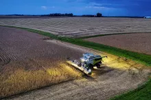 praca na polu nocą, żniwa po 22. poglądowe