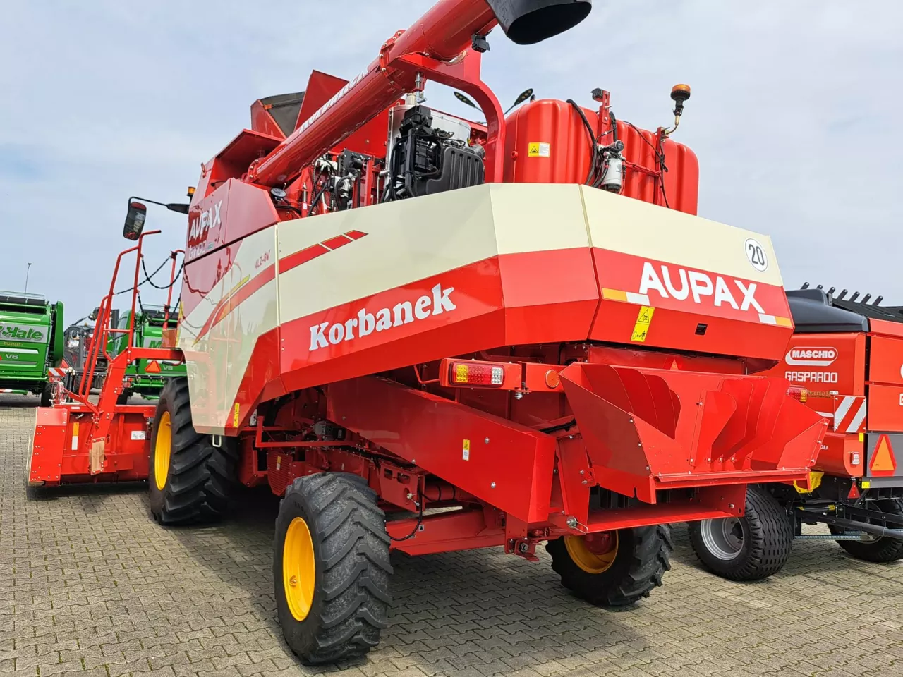 Kombajn Aupax GV100 dystrybuowany przez firmę Korbanek.