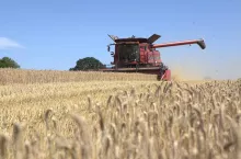 Kombajn dla syna: lepiej w formie sprzedaży czy darowizny?