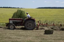 rolnik, traktor, ciągnik, sianokosy, pole