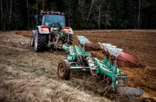 Orka pola ciągnikiem – przygotowanie gruntu pod zasiew