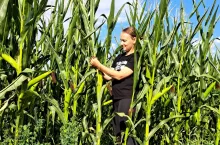 Rolniczka Anna Wencel-Pakuła w czasie pracy