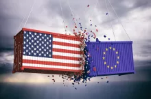 Kontenery morskie w barwach flag Unii Europejskiej i Stanów Zjednoczonych, symbolizujące spór o umowę handlową UE–USA i jej skutki dla rolnictwa oraz przemysłu.
