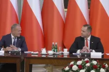 Prezydent Karol Nawrocki i premier Donald Tusk podczas obrad Rady Gabinetowej w Warszawie. Tematem rozmów była przyszłość polskiego rolnictwa i konsekwencje umowy UE–Mercosur.
