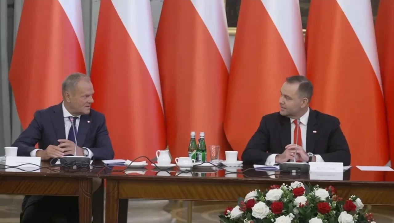 Prezydent Karol Nawrocki i premier Donald Tusk podczas obrad Rady Gabinetowej w Warszawie. Tematem rozmów była przyszłość polskiego rolnictwa i konsekwencje umowy UE–Mercosur.