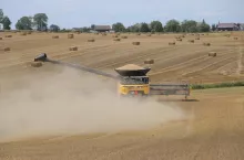 Żniwa w pyle New Holland