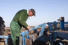 Rolnik emeryt na polu