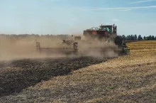 orka, ciągnik, pole, rolnictwo, susza, uprawa, zmiany klimatu, gleba, kurz