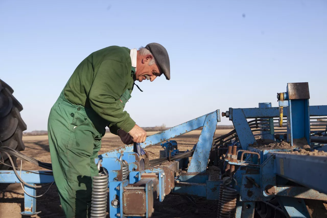 Rolnik emeryt na polu