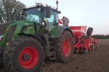 Zdjęcie przedstawia ciągnik Fendt z siewnikiem podczas siewu ozimin. Prace polowe trwają, gdy Komisja Europejska ogłasza decyzje dotyczące umowy Mercosur.