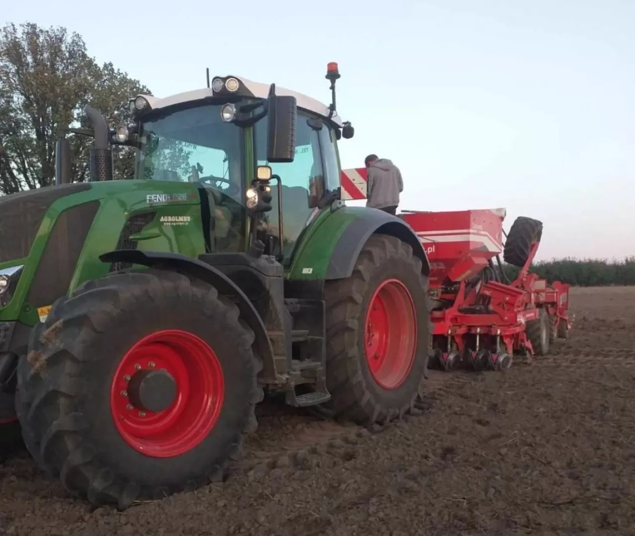 Zdjęcie przedstawia ciągnik Fendt z siewnikiem podczas siewu ozimin. Prace polowe trwają, gdy Komisja Europejska ogłasza decyzje dotyczące umowy Mercosur.