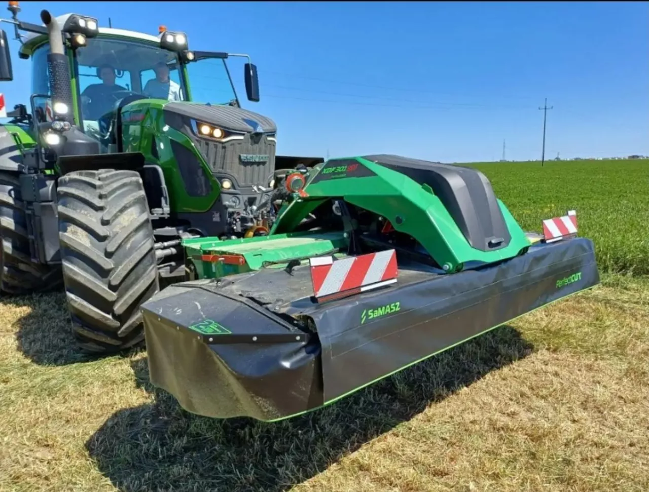 ciągnik rolniczy marki Fendt z kosiarką dyskową firmy SaMASZ