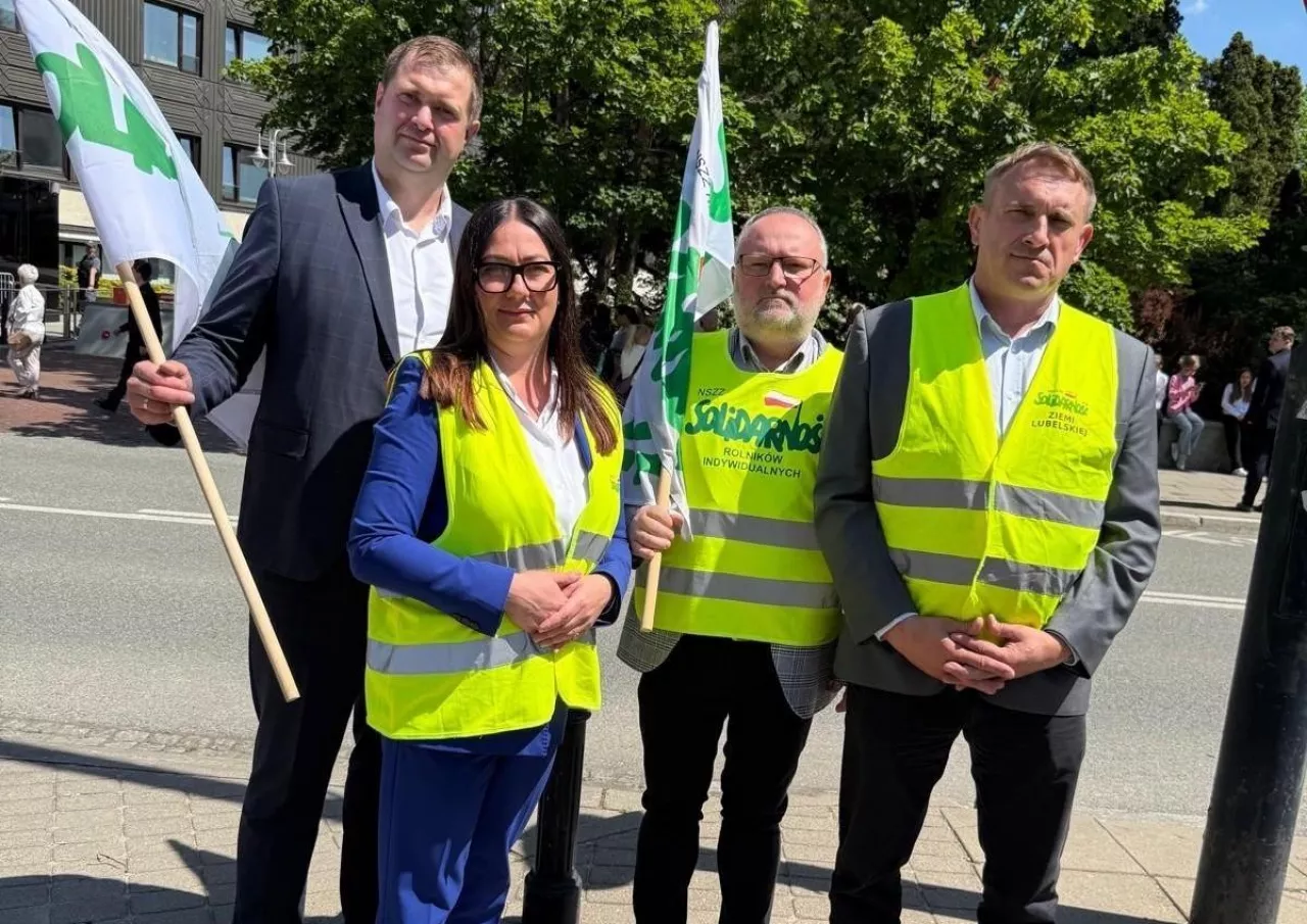 Zdjęcie członków NSZZ RI ”Solidarność”. Od lewej: Adrian Wawrzyniak, Dorota Kosowska, Dominik Zabarski, Tomasz Obszański.