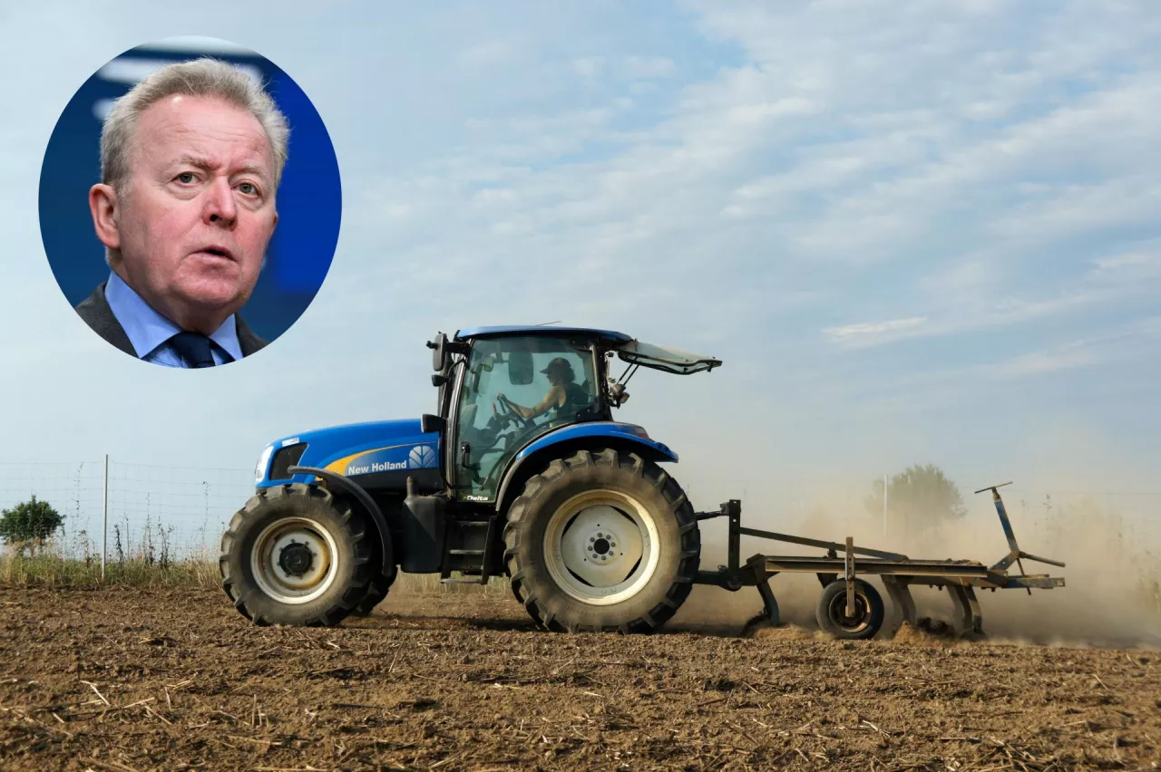Rolnik na niebieskim ciągniku New Holland podczas prac polowych w Polsce. W tle sucha gleba i kurz. W rogu zdjęcia Janusz Wojciechowski, były minister rolnictwa i komisarz UE, krytykujący zmiany w krajowej polityce rolnej.