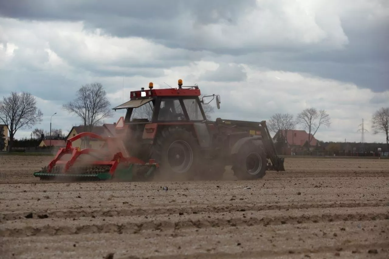 traktor, agregat uprawowy, wiosna, prace polowe, uprawa roli,