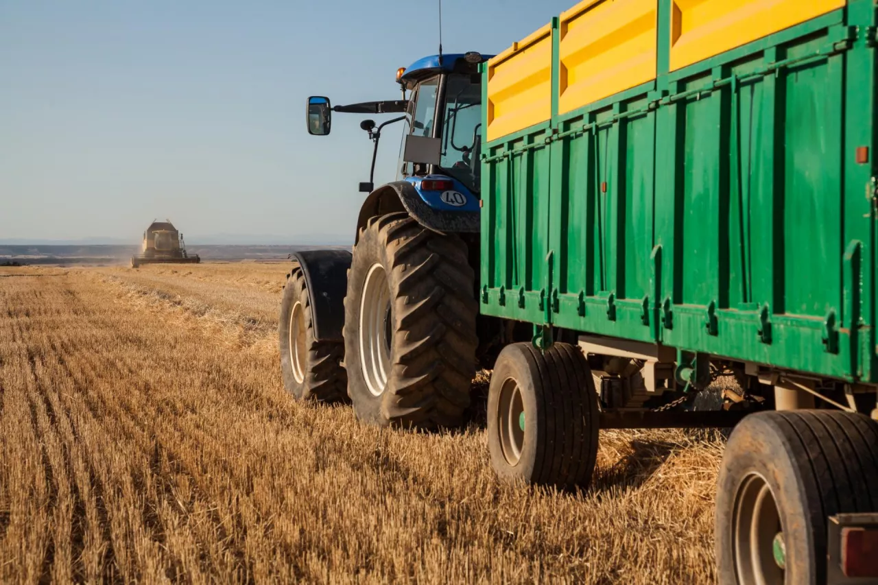 Jakie prawo jazdy jest wymagane do przewozu towarów ciągnikiem?