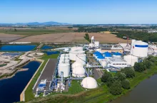 Imponująco prezentuje się największa w Europie biogazownia, działająca w cukrowni w Strzelinie. W całości zasilana wysłodkami instalacja ma moc 45 MW i może produkować ponad 9 tys. m³ biogazu na godzinę. Tworzą ją cztery fermentatory (1) po 10 tys. m³ i dwa pofermentatory (2), stacje chłodzenia i oczyszczania (3) oraz wtłaczania (4) gazu do sieci, a także instalacja do oczyszczania osadu pofermentacyjnego (7). Na terenie cukrowni od kilku lat działa też druga biogazownia (6) oraz zasilany gazem lub biogazem piec wapienny (5).