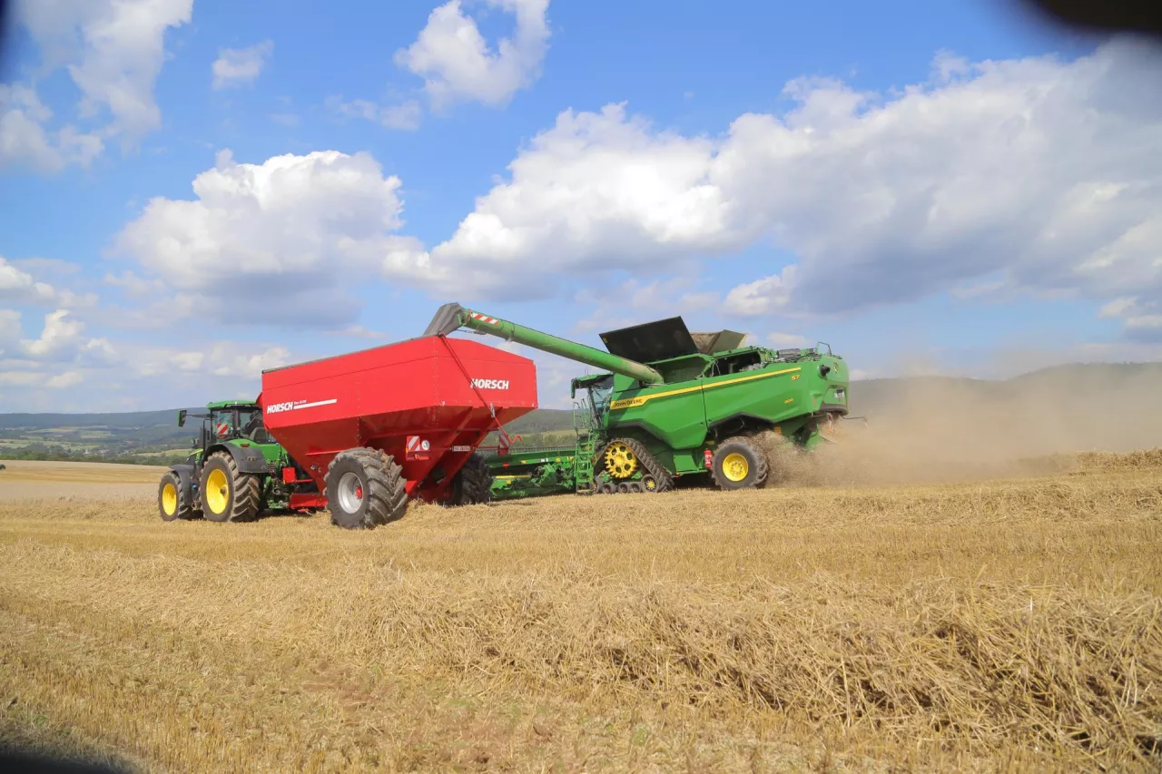 W mieszanych nastrojach pozostawiły rolników tegoroczne żniwa, bo choć uzyskane z pola plony były zadowalające, to spadkowa tendencja cen zbóż i rzepaku pod znakiem zapytania stawia opłacalność produkcji. 