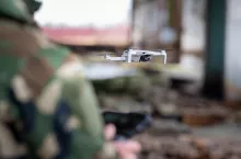 Dron na polu lub pocisk a ubezpieczenie dla rolnika za szkody przez działania wojenne