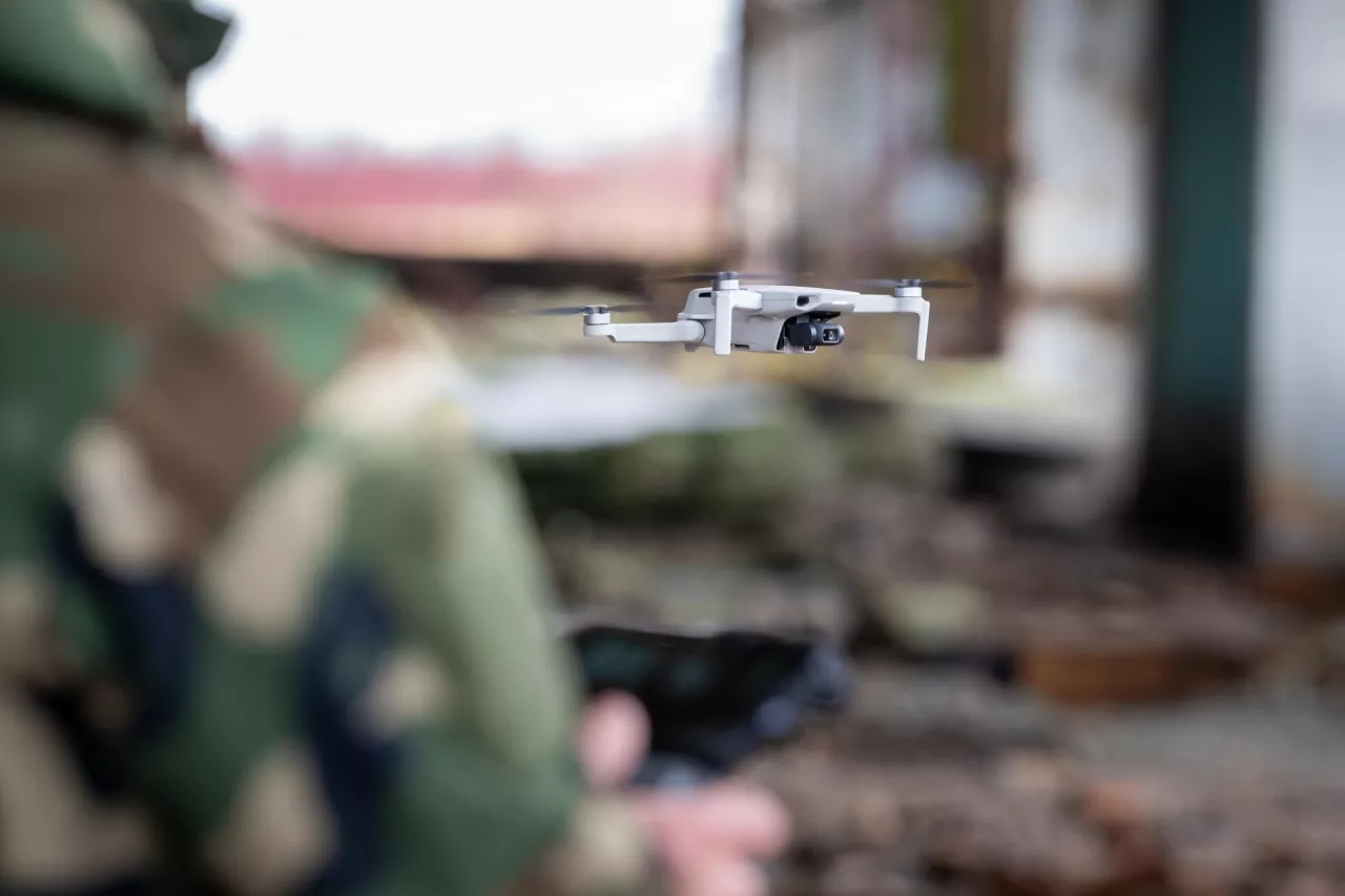 Dron na polu lub pocisk a ubezpieczenie dla rolnika za szkody przez działania wojenne