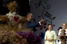 Dożynki Prezydenckie 2025. Prezydent Karol Nawrocki i Pierwsza Dama Marta Nawrocka oraz starościna Dożynek Jolanta Ciochoń. Na pierwszym planie zwycięski wieniec dożynkowy