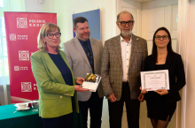 dr Karolina Echaust odbierająca nagrodę za pracę doktorską