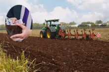 Zielony ciągnik wykonuje orkę na polu uprawnym. Wkomponowany portfel z banknotami euro symbolizuje dopłaty unijne, fundusze rolne lub wsparcie finansowe dla obszarów wiejskich. Grafika nawiązuje do tematyki funduszy WPR i nadużyć w agencjach płatniczych.