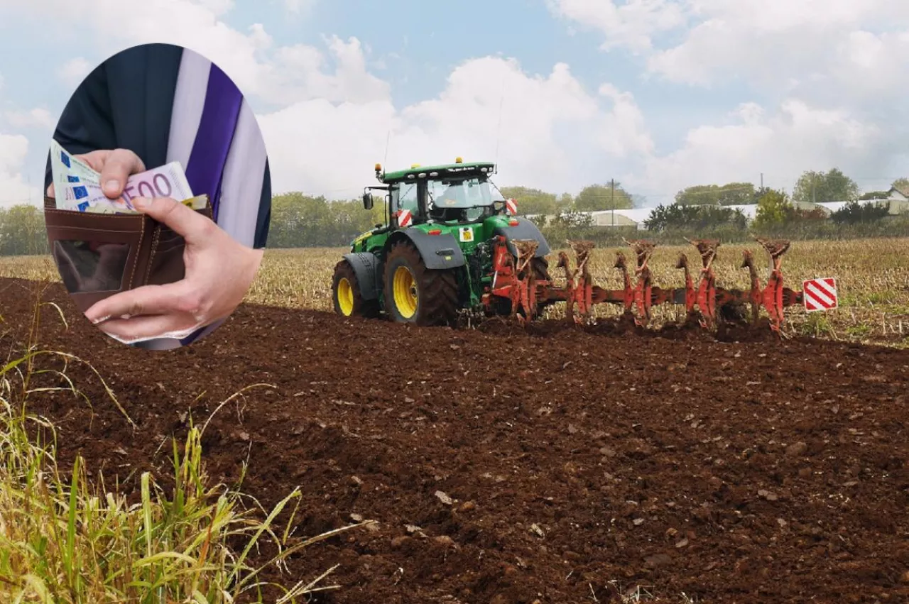 Zielony ciągnik wykonuje orkę na polu uprawnym. Wkomponowany portfel z banknotami euro symbolizuje dopłaty unijne, fundusze rolne lub wsparcie finansowe dla obszarów wiejskich. Grafika nawiązuje do tematyki funduszy WPR i nadużyć w agencjach płatniczych.