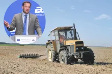 Rolnik pracujący w polu. W tle portret Christophe&#039;a Hansena, komisarza ds. rolnictwa UE. Zestawienie pokazuje napięcie między praktyką a unijną wizją rozwoju wsi.