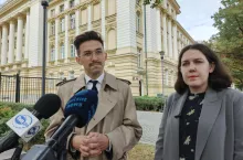 Briefing prasowy przed KPRM, w którym uczestniczył dr Mateusz Piotrowski, prezes Stowarzyszenia Pacjent Europa oraz Paulina Nowak, ekspertka Stowarzyszenia Pacjent Europa