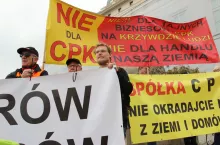 Protest przeciwko realizacji CPK przed Pałacem Prezydenckim w październiku 2022 roku