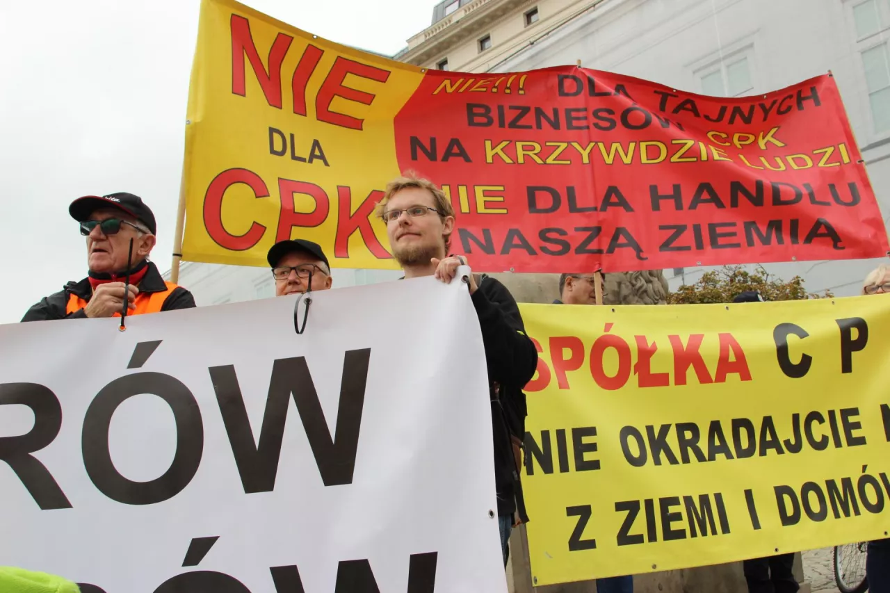 Protest przeciwko realizacji CPK przed Pałacem Prezydenckim w październiku 2022 roku