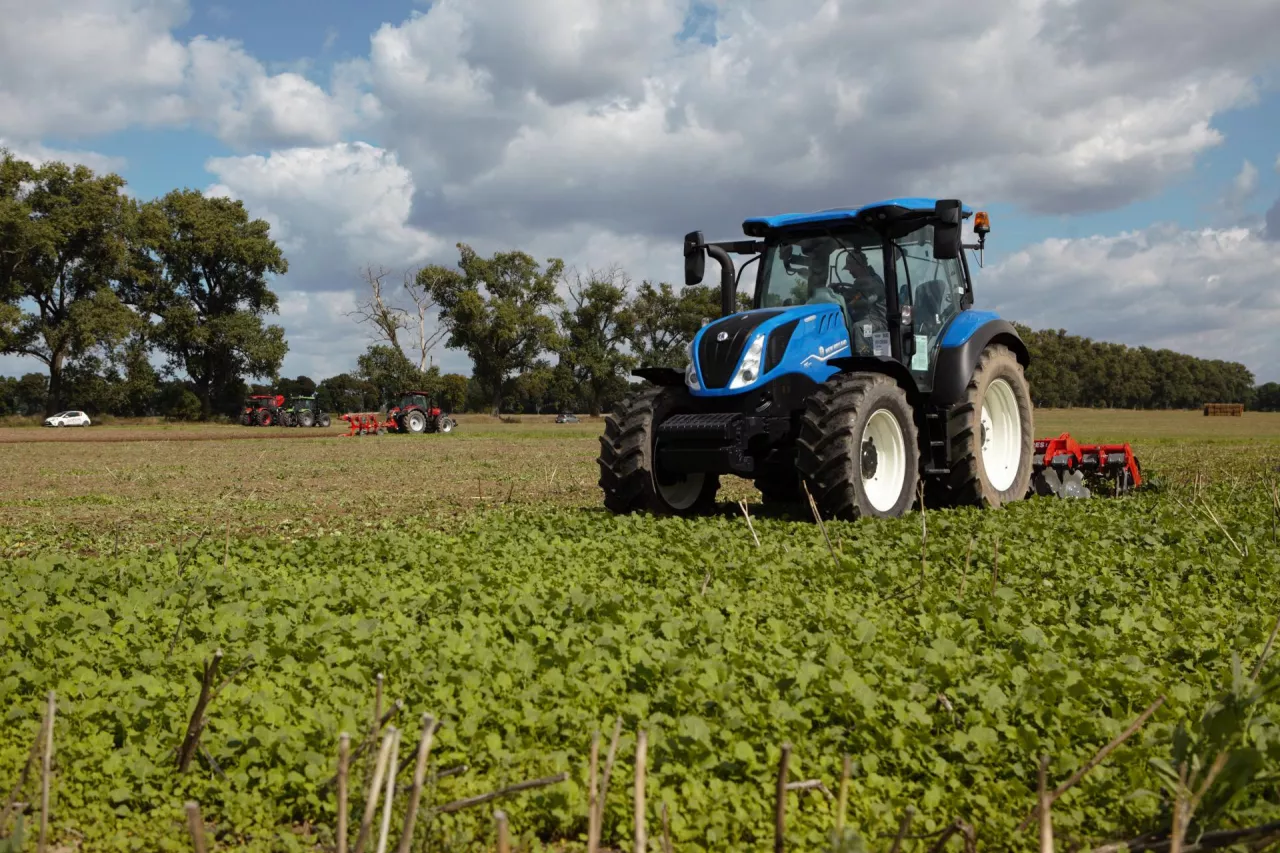 ciagnik, maszyny rolnicze, pole