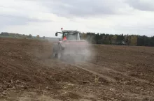 nawożenie, jesienne nawożenie, nawozy, pole  rozsiewacz do nawozów