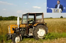 Żółty ciągnik Ursus stojący na tle pola gryki. W prawym górnym rogu wklejone zdjęcie komisarza UE ds. rolnictwa Christopha Hansena podczas konferencji prasowej w Radzie UE.
