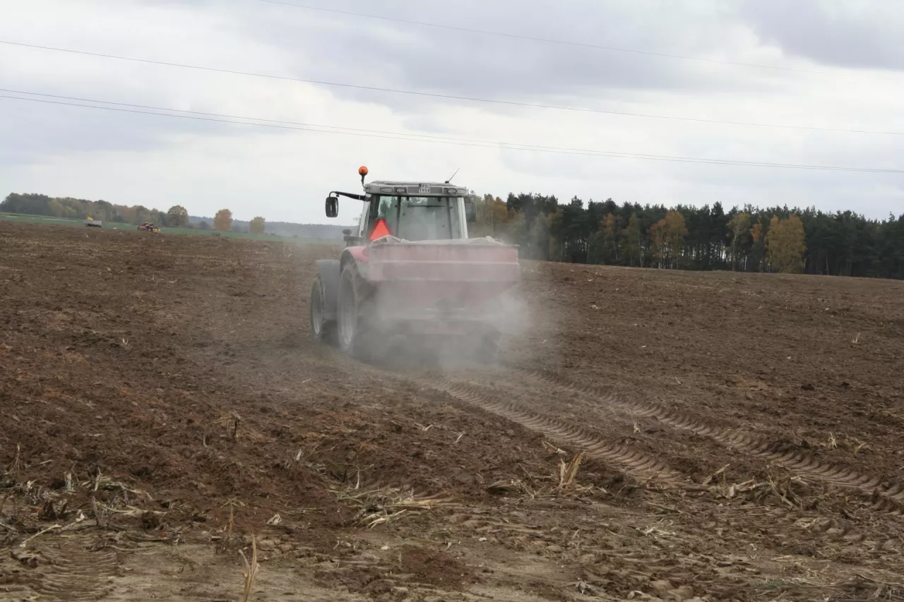 nawożenie, jesienne nawożenie, nawozy, pole  rozsiewacz do nawozów